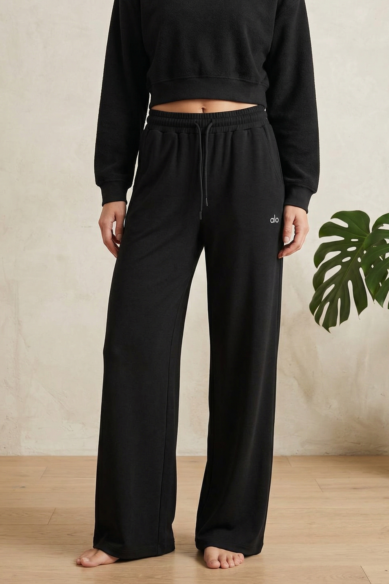 Kadın Siyah Alo Nakışlı Geniş Paça Yumuşak Dokulu Eşofman Altı